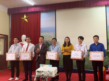 Đoàn đại sứ quán nước CHDCND Lào thăm, gặp gỡ lưu học sinh Lào tại tỉnh Điện Biên