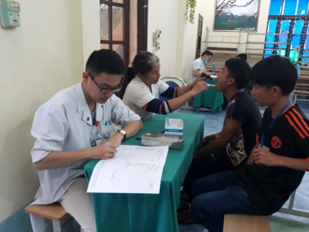 Khám sức khỏe ban đầu cho Lưu học sinh Lào