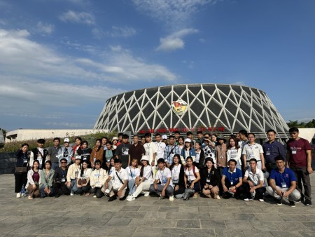 TỔ CHỨC CHO LƯU HỌC SINH LÀO THĂM QUAN CÁC DI TÍCH LỊCH SỬ TẠI THÀNH PHỐ ĐIỆN BIÊN PHỦ
