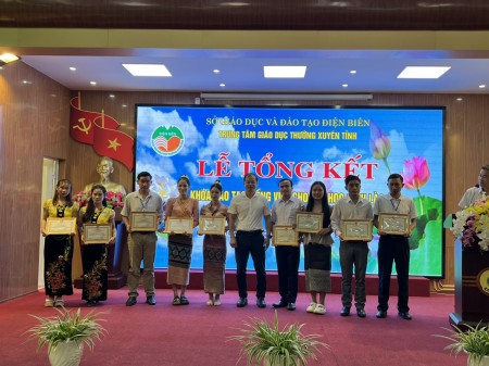 LỄ TỔNG KẾT KHÓA ĐÀO TẠO TIẾNG VIỆT CHO LƯU HỌC SINH NƯỚC CHDCND LÀO