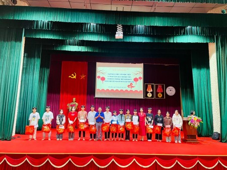 Trao quà cho học viên mồ côi, gia đình có hoàn cảnh đặc biệt khó khăn nhân dịp Tết nguyên đán 2024