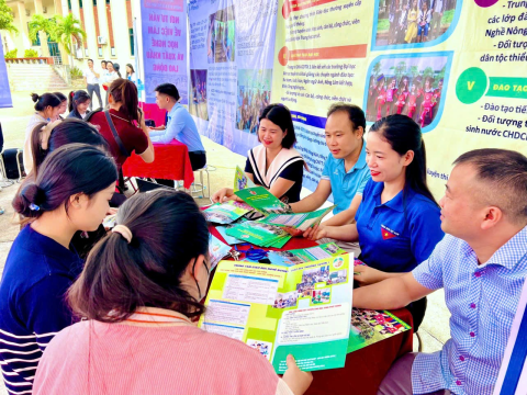 Trung tâm GDNN-GDTX 1 tham gia Hội chợ việc làm năm 2025