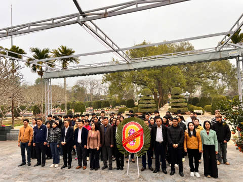 Thắp sáng truyền thống “Uống nước nhớ nguồn”: Trung tâm GDNN-GDTX 1 dâng hương tại Nghĩa trang liệt sĩ Quốc gia Độc Lập nhân dịp Xuân Bính Ngọ 2026