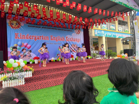 “Học mà chơi, chơi mà học” - Sân chơi Tiếng Anh đầy màu sắc cho trẻ tại trường Mầm non Hoa Mơ