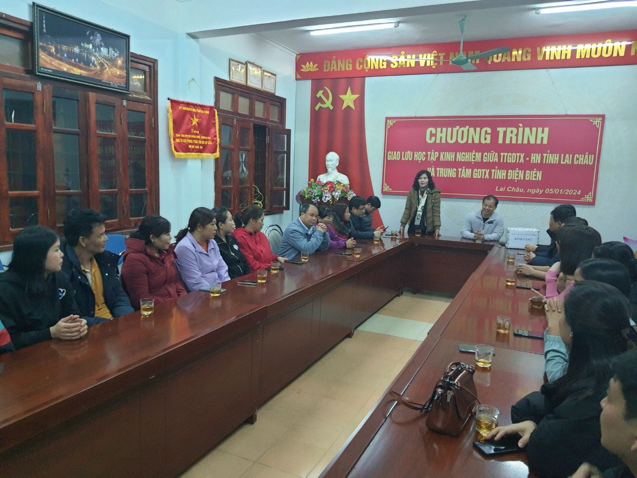 Đồng chí Nguyễn Thuý Huê – Giám đốc Trung tâm GDTX HN tỉnh Lai Châu phát biểu