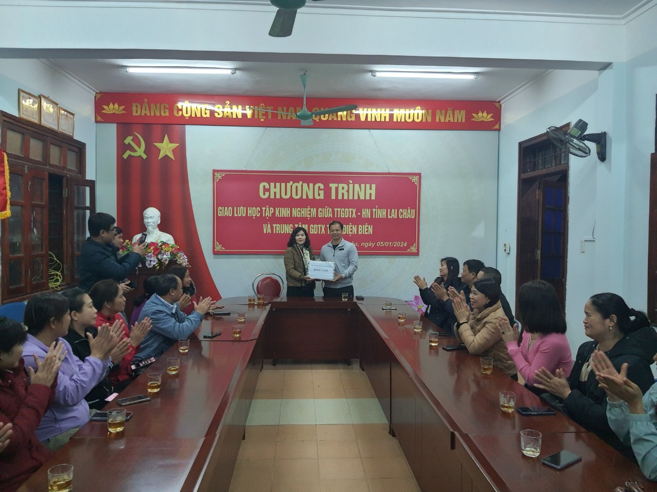 Hai đơn vị tặng quà lưu niệm