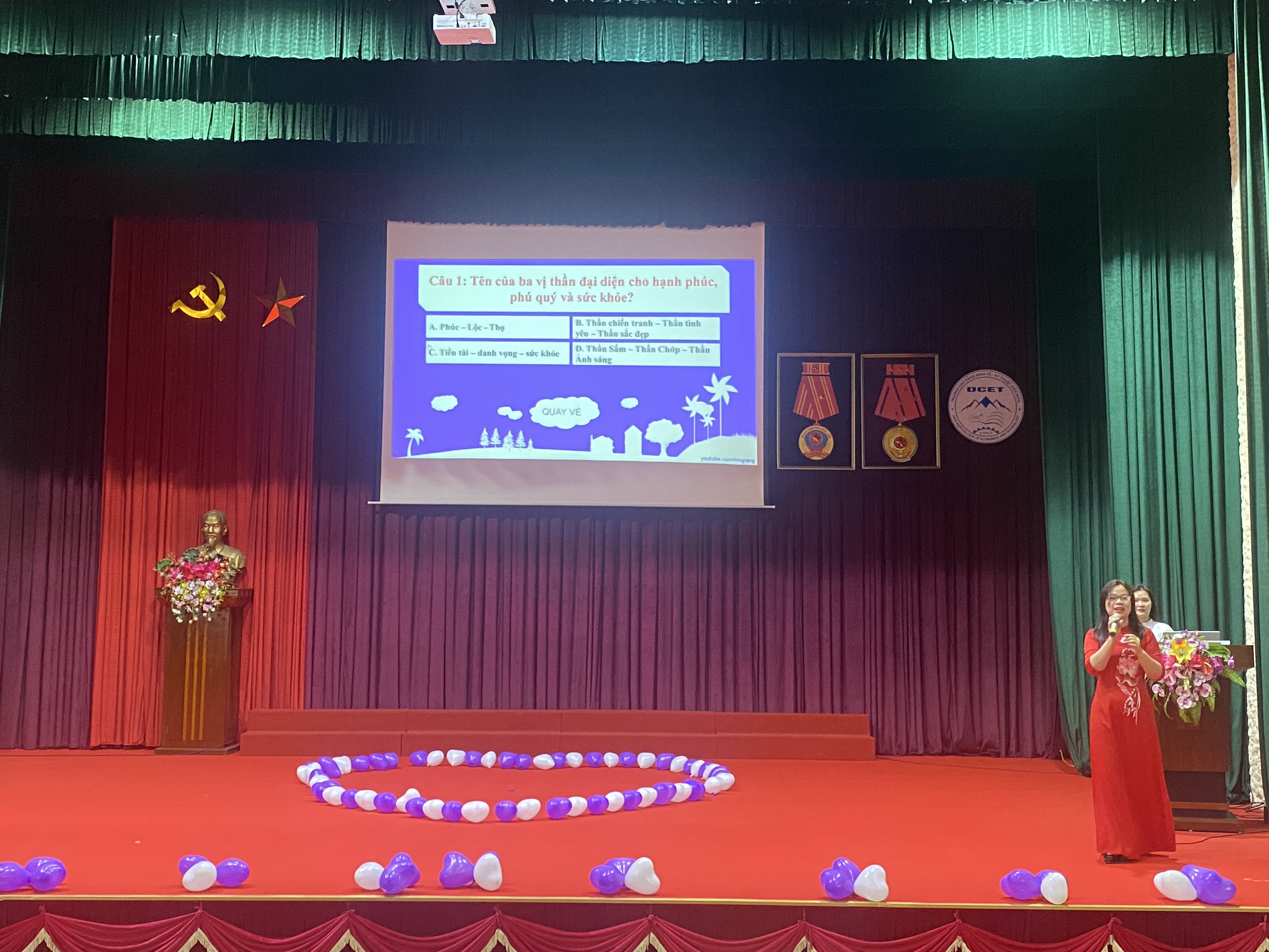 co vu thi nhan to chuc tro choi cho hoc vien