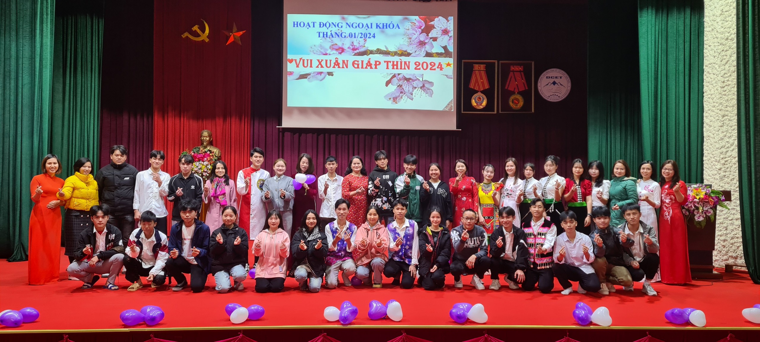 thay co va hoc vien trong buoi ngoai khoa