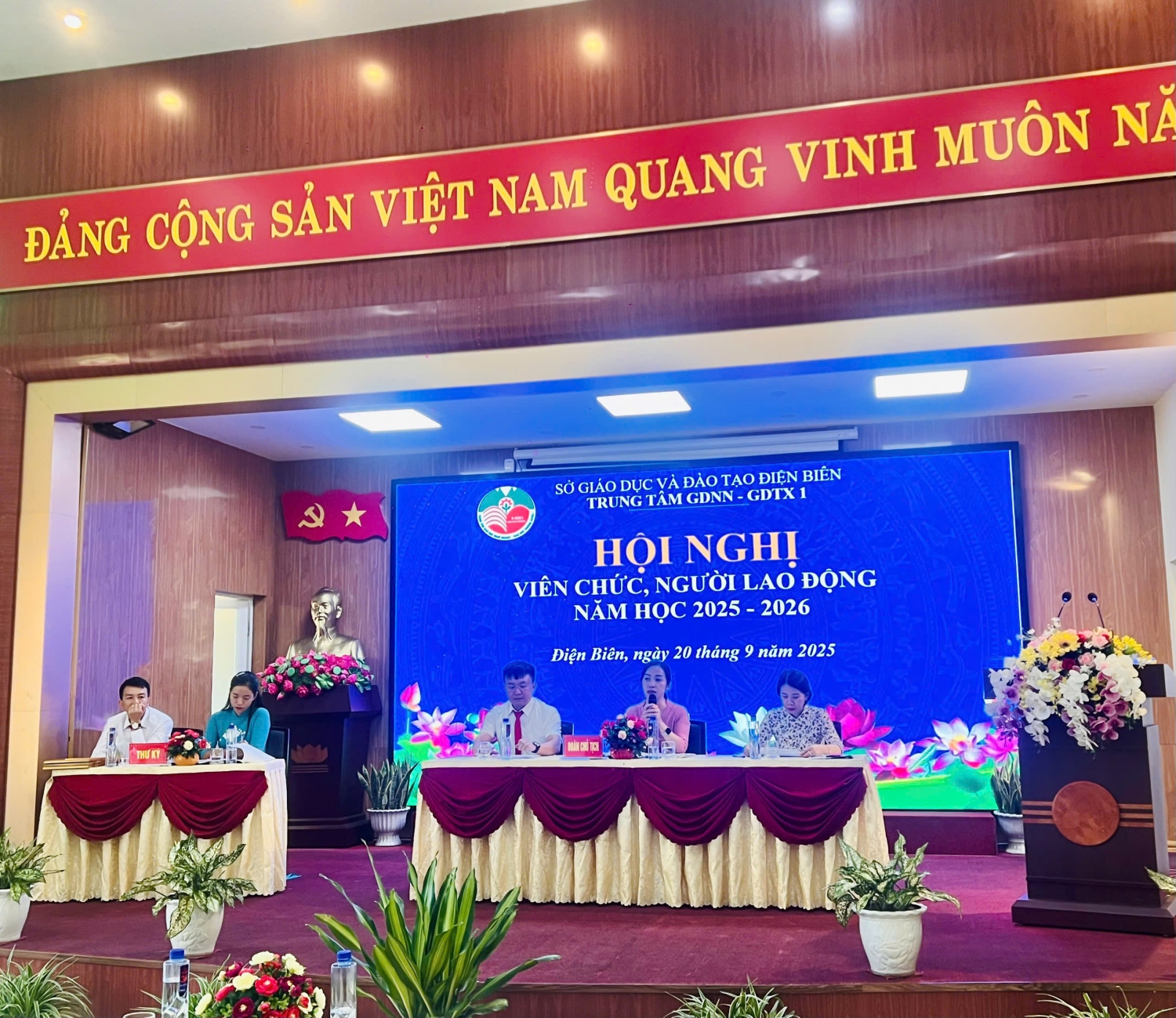 Đoàn Chủ tịch điều hành thảo luận