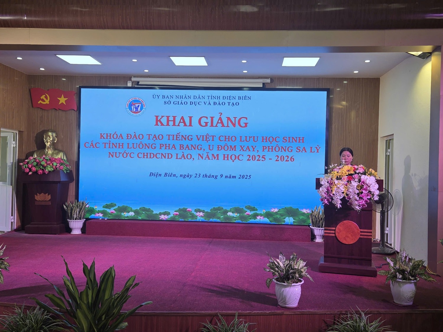 LHS Lào Cô giáo Bùi Phương Hảo phát biểu