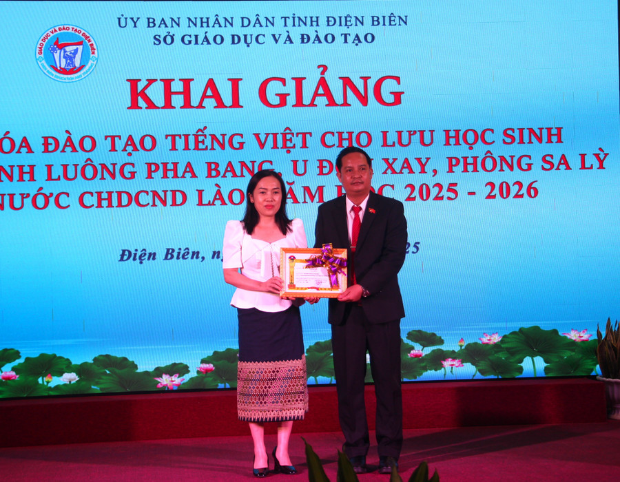 LHS Lào Nhận Bằng khen của Tỉnh Trưởng tỉnh Phông Sa Lỳ