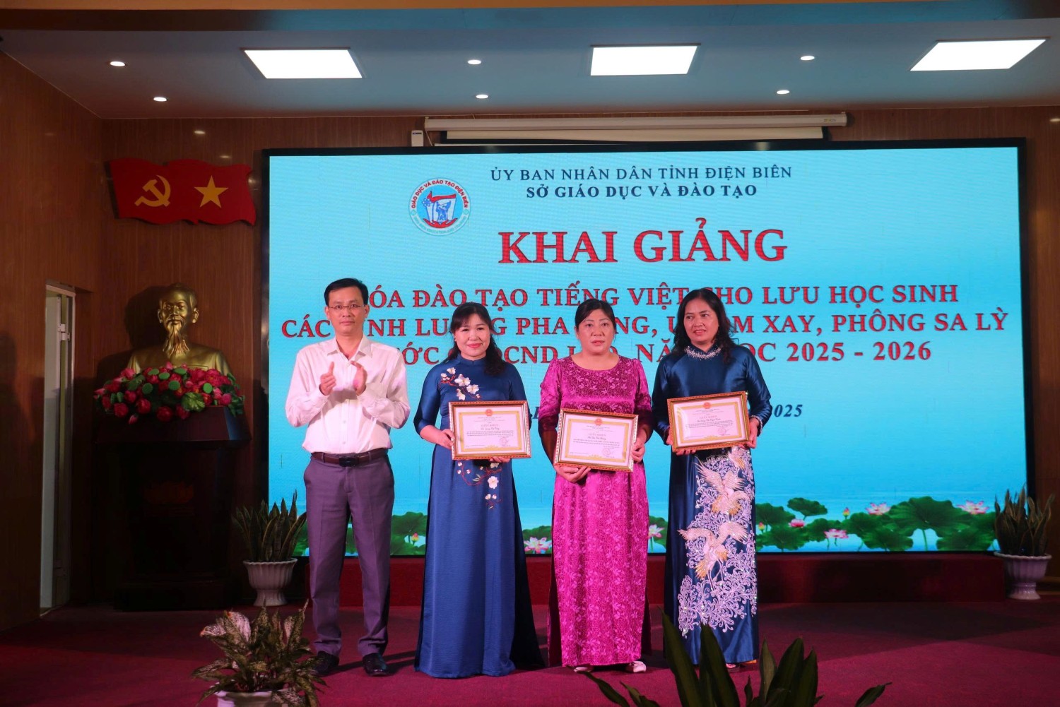 LHS Lào PGĐ Sở Trần Đăng Ninh tặng giấy khen