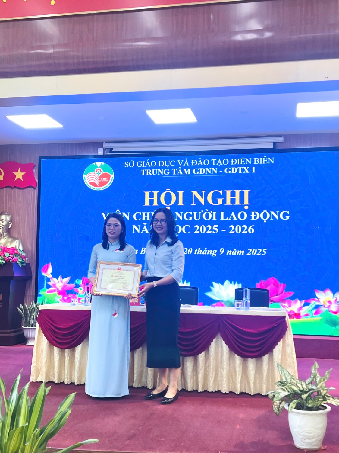 Trao thưởng cho cá nhân được Bô GDĐT tặng BK