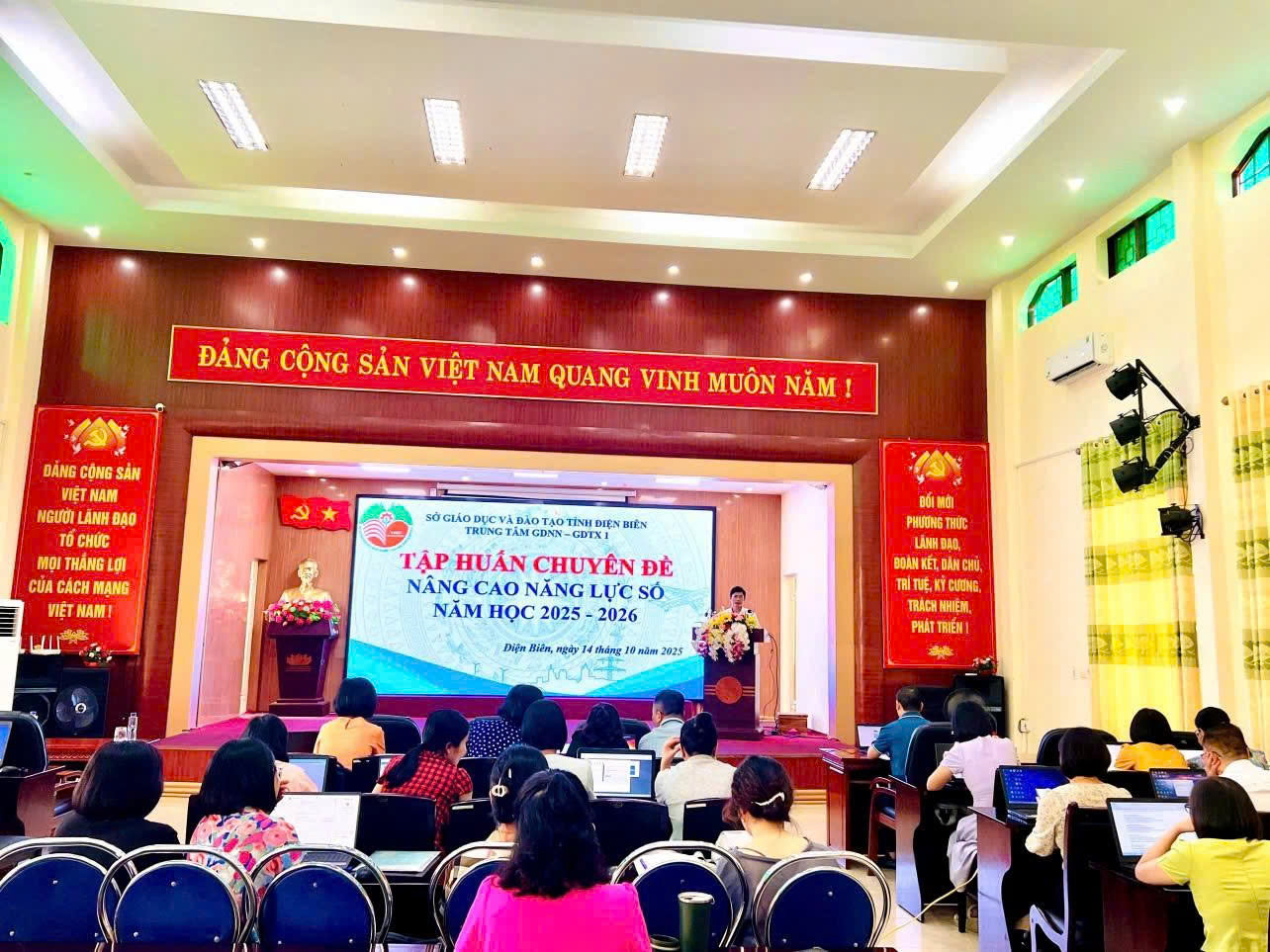 Tổ chức tập huấn chuyên đề “Nâng cao năng lực số” năm học 2025-2026