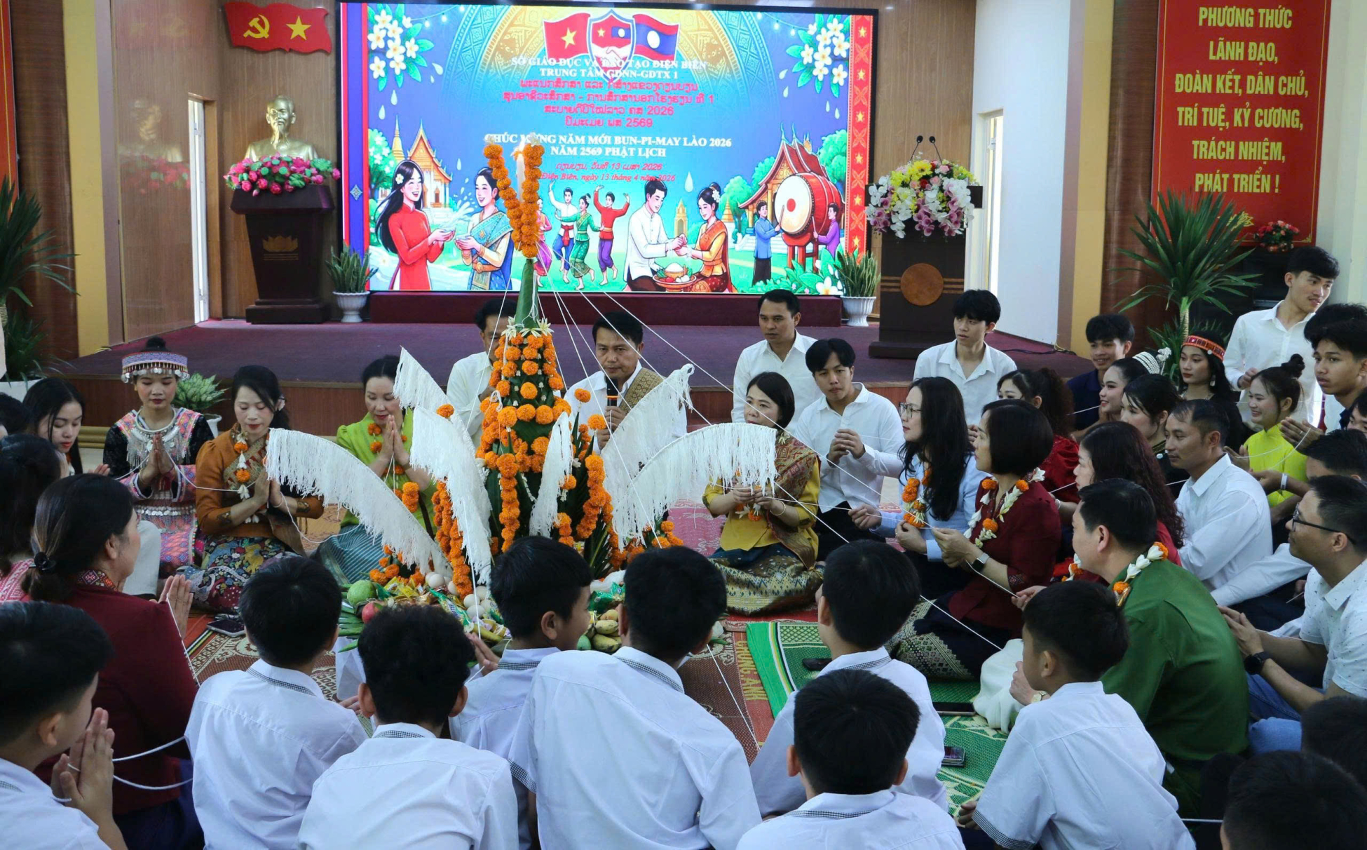 Tết BunPiMay 2026 Lễ buộc chỉ cổ tay