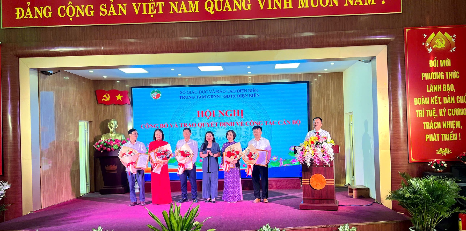 05 trao hoa ban giam doc